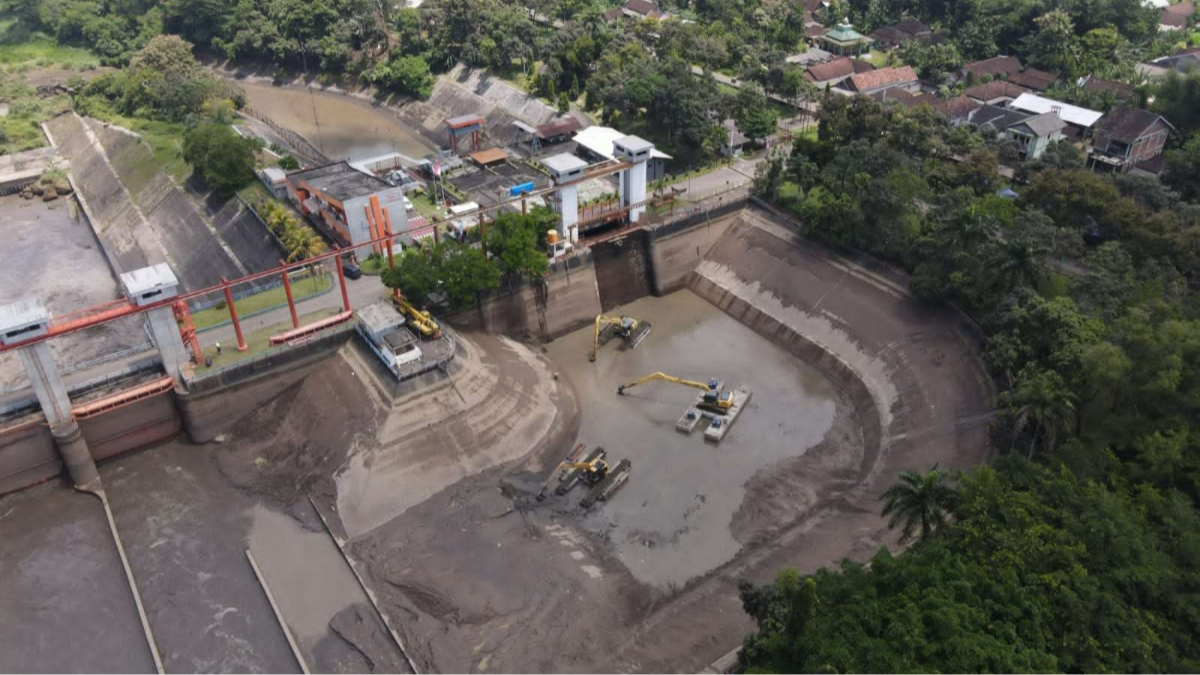 Penampakan Waduk Wlingi dan Waduk Lodoyo saat digelontor atau flusing. (Foto: Dok. Perum Jasa Tirta I)