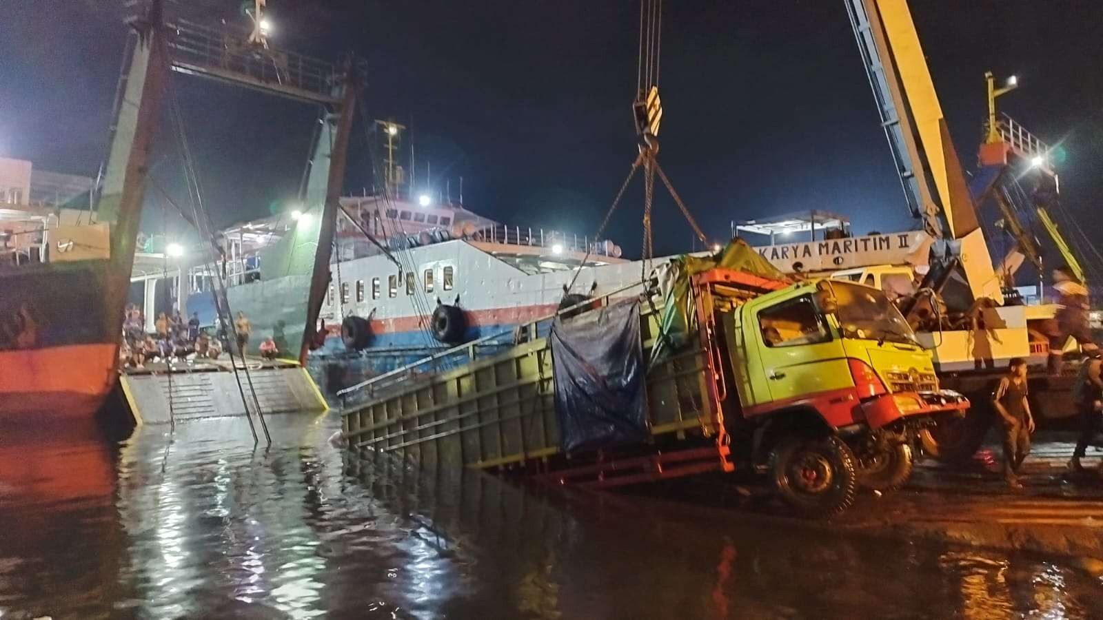 Proses evakuasi truk tronton yang terjatuh ke laut (foto: Muh Hujaini/Ngopibareng.id)