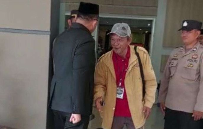 Viral Ketua DPRD Luwu Timur, Aripin, disebut tolak jabat tangan warga saat berpapasan di kantor DPRD setempat, Senin 6 Maret 2023. (Foto: Twitter)