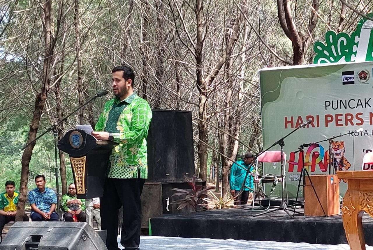 Walikota Habib Hadi Zainal Abidin bersama para wartawan memperingati HPN di tengah rimbunnya hutan mangrove di Pantai Permata, Probolinggo. (Foto: Ikhsan Mahmudi/Ngopibareng.id)