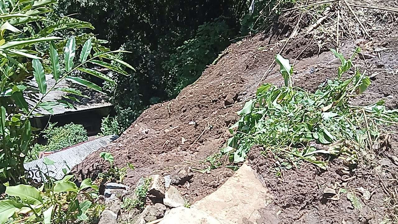 Bangunan warung yang tertimpa material longsor (foto:istimewa)