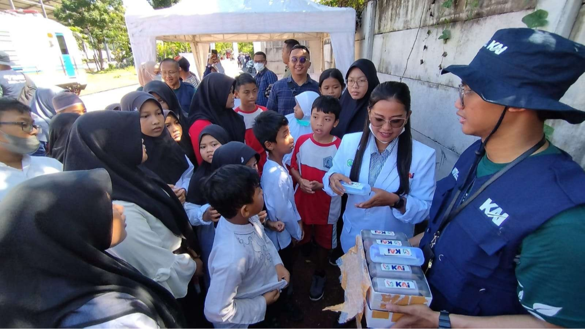 Petugas membagikan kacamata kepada para pelajar yang sebelumnya sudah dilakukan pemeriksaan mata. (Foto: Muh Hujaini/Ngopibareng.id)