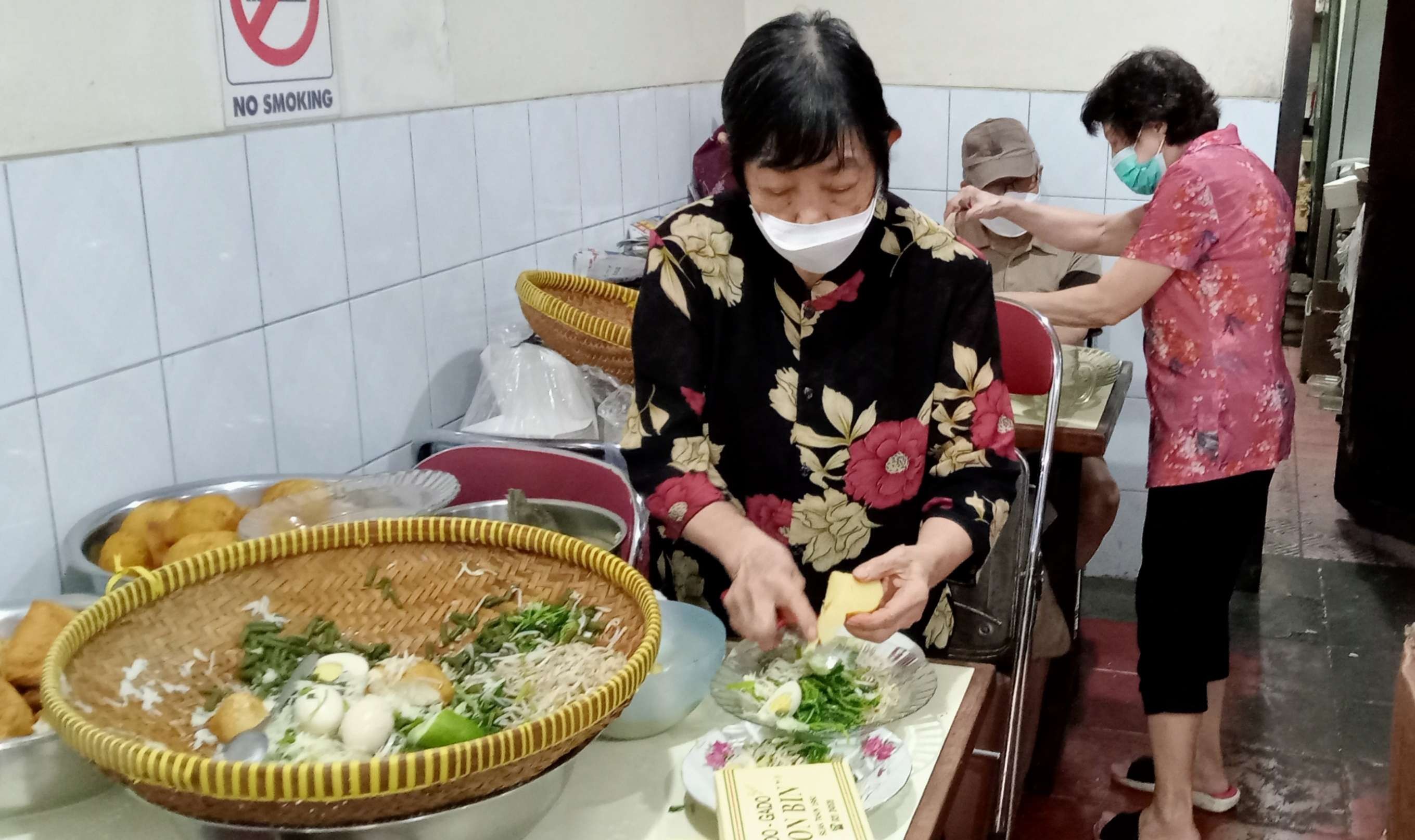 Gado Gado Bon Bin berdiri sejak 1960, menyajikan rasa yang wah membuat pelanggannya karena racikan bumbunya yang berbeda dengan gado-gado di tempat laun. (Foto: Asmanu Sudharso/Ngopibareng.id)