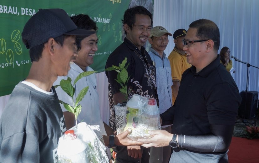 Penyerahan benih kopi oleh Penjabat (Pj) Walikota Batu, Aries Agung kepada perwakilan Kelompok Tani Dusun Brau (Foto: Diskominfo Kota Batu)