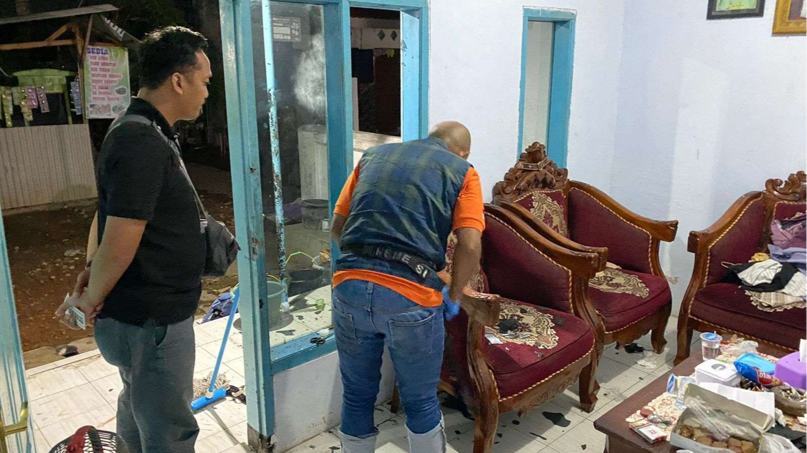 Kaca jendela rumah warga di Jalan Jrebeng Lor, Kecamatan Kedopok, Kota Probolinggo, Jawa Timur, hancur akibat dilempar bondet. (Foto: Ikhsan Mahmudi/Ngopibareng.id)