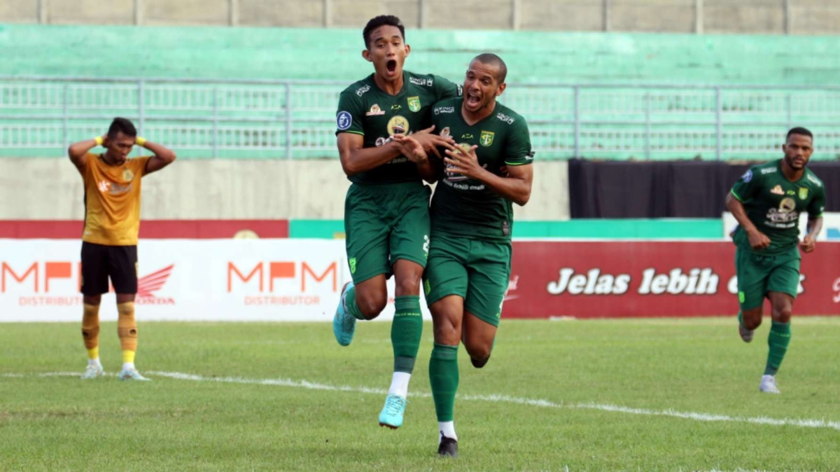 Dua stopper Persebaya, Rizky Ridho dan Leo Lelis. (Foto: Fariz Yarbo/Ngopibareng.id)