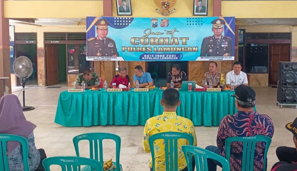 Kegiatan Jumat Curhat Polres Lamongan di kantor Balai Desa Tambakrigadung Kecamatan Tikung Kabupaten Lamongan (Foto :Istimewa)