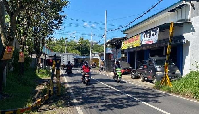 Kondisi portal di Jalan M Yamin, Kelurahan Tegalbesar, Jember dalam kondisi rusak (Foto: Rusdi/Ngopibareng.id)