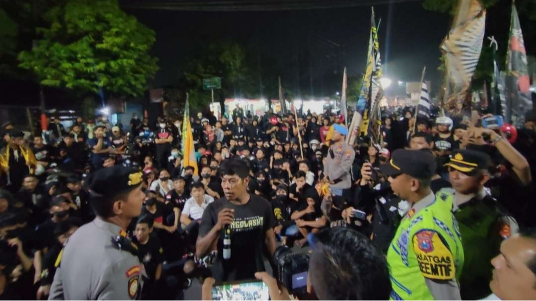 Ribuan pendekar PSHT padati jalan depan Mapolres Mojokerto Kota, Jawa Timur. (Foto: Deni Lukmantara/Ngopibareng.id)