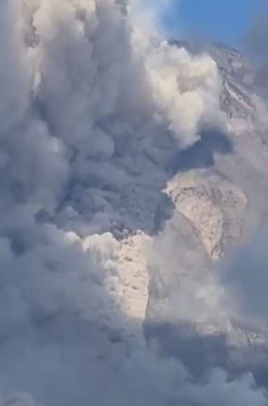 Hujan abu di Boyolali dan Magelang dampak Gunung Merapi erupsi. (Foto: Twitter)