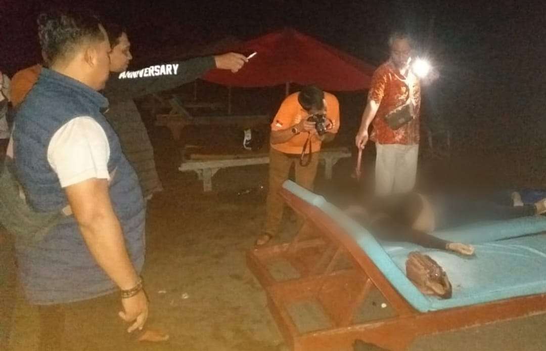 Petugas Inafis Polresta Banyuwangi melakukan identifikasi pada korban (foto: istimewa)