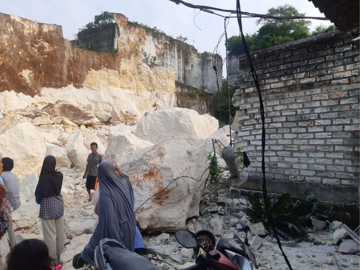 Bukit kapur bekas galian C di Paciran yang longsor mengenai rumah warga. (Foto: Istimewa)