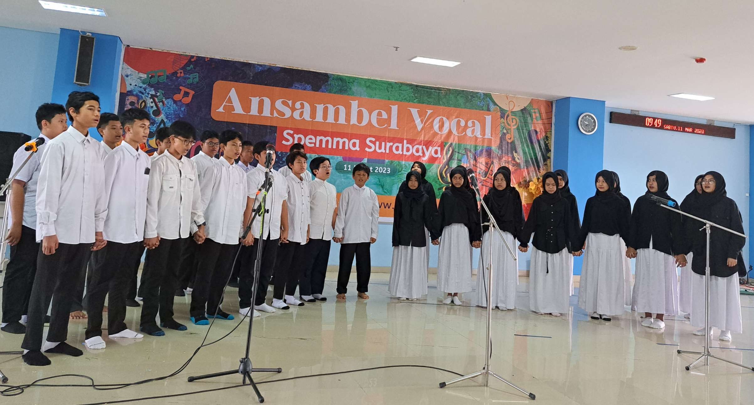 Penampilan siswa SMP Muhammadiyah 5 dalam kegiatan Ansambel Vocal untuk memperingati Hari Musik Nasional. (Foto: Pita Sari/Ngopibareng.id)