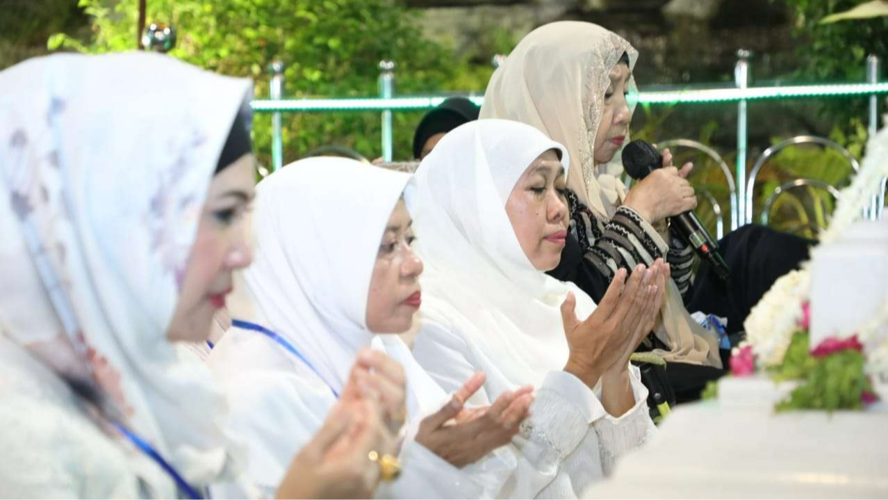 Gubernur Khofifah Indar Parawansa (ketiga dari kiri) saat memanjatkan doa di depan pusaran Raden Rahmat Sunan Ampel, Jumat 10 Maret 2023. (Foto: Biro Adm Pimpinan Pemprov Jatim).