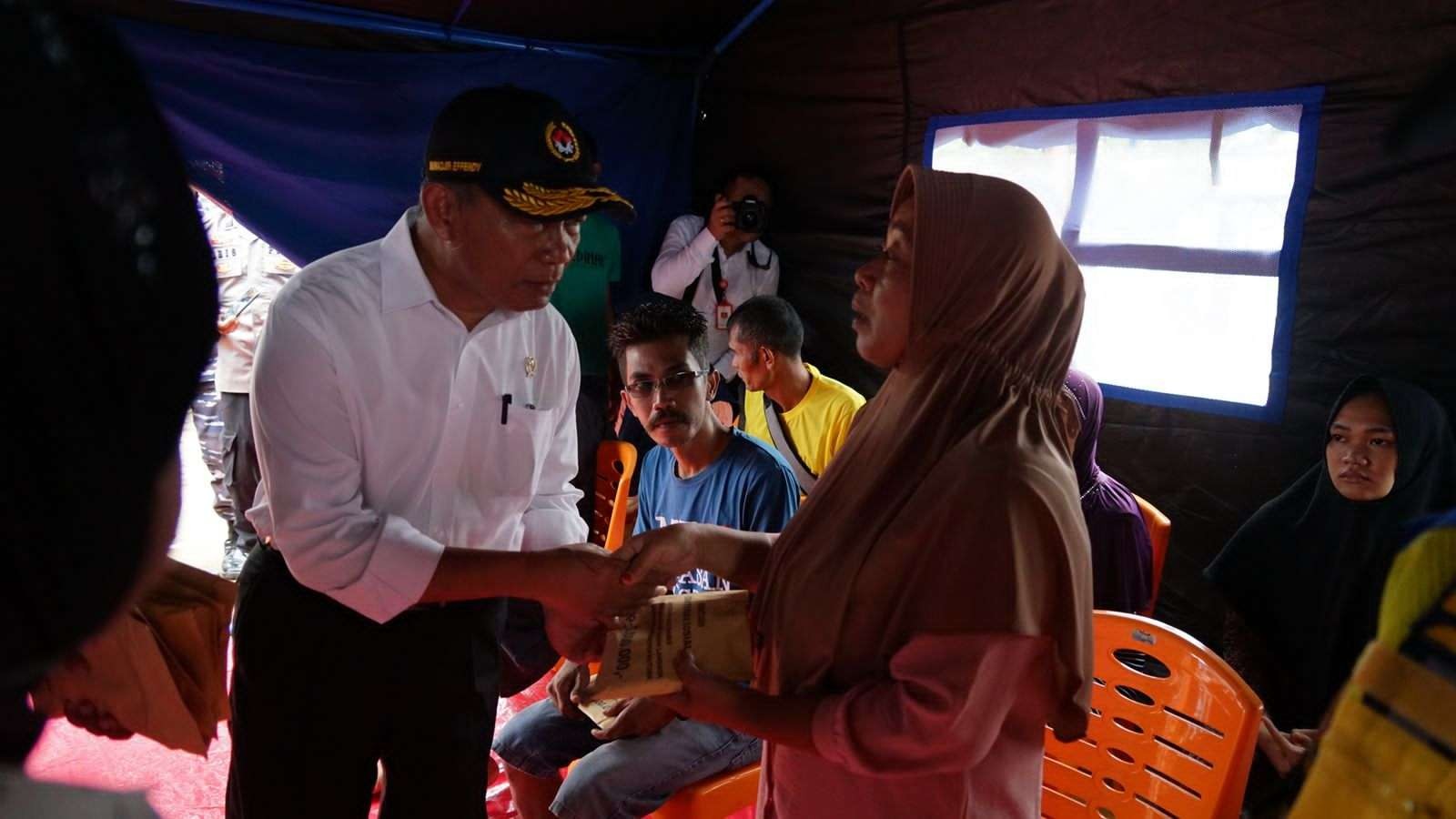 Menko PMK Muhadjir Effendy mengunjungi korban Natuna. (Foto: ANO/Ngopibareng.id)