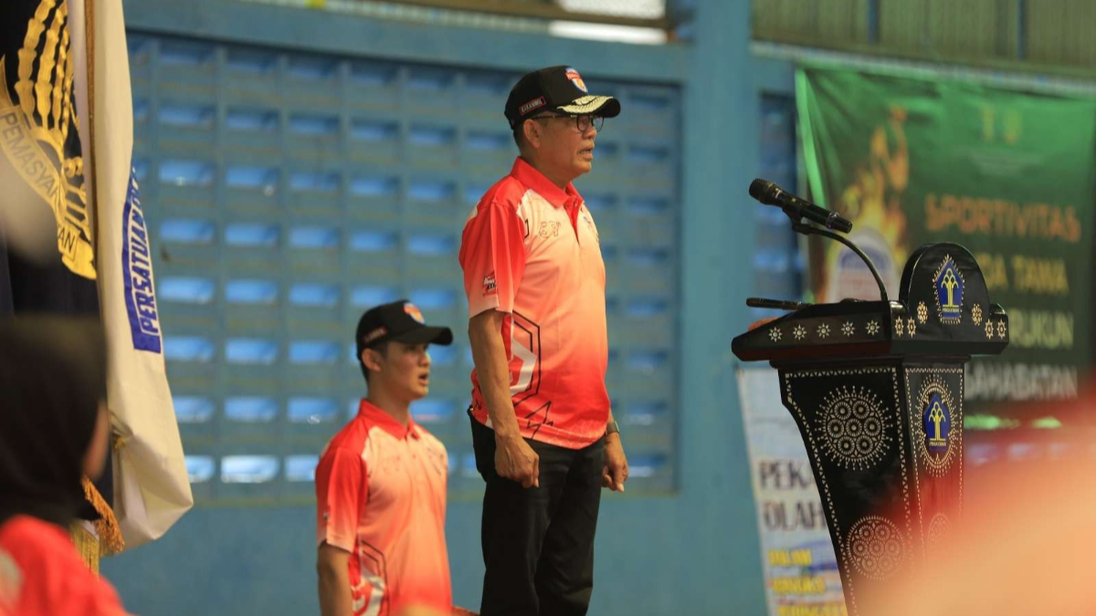 Kakanwil Kemenkumham Jatim, Imam Jauhari bertindak selaku Inspektur Upacara secara resmi membuka pekan olahraga. (Foto: Humas Kanwil Kemenkumham Jatim)