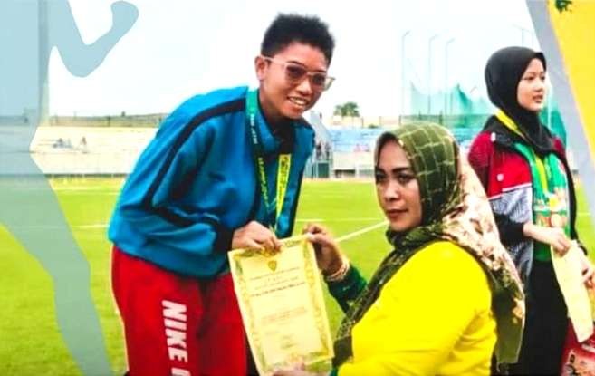 Firdauziah , pelari putri Bondowoso meraih medali perak lari 5.000 meter putri Kejurda Atletik Jatim. Terbuka 2023 di Gresik. (foto: PASI Bondowoso)