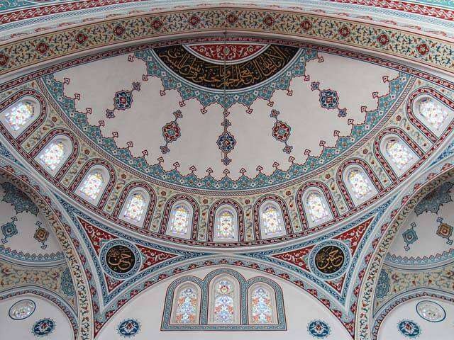 Ornamen masjid terindah menjadi tempat hangat untuk beribadah. (Foto: dok/Ngopibareng.id)