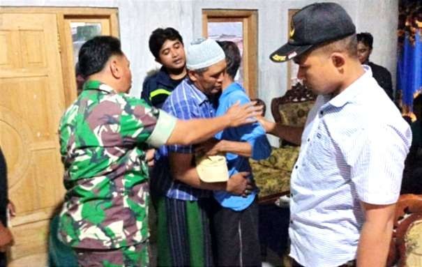 Anggota Babinsa Koramil dan Bhabinkamtibmas Polsek Banyuputih, Situbondo terlibat mendamaikan dua warga nyaris baku hantam.(Foto: Polsek Banyuputih)