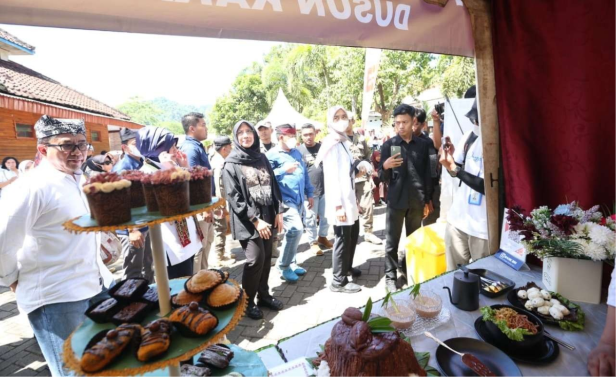 Bupati Banyuwangi Ipuk Fiestiandani melihat olahan cokelat buatan UMKM (Foto: Humas Pemkab Banyuwangi)