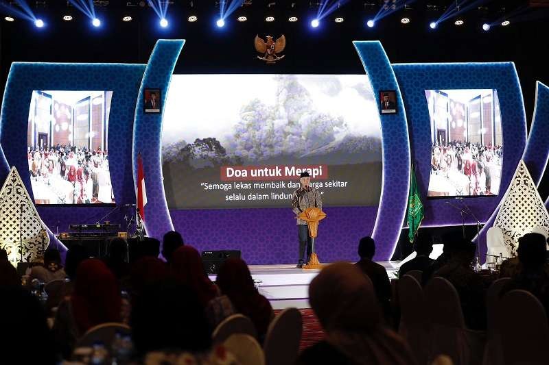 Gubernur Jawa Tengah (Jateng) Ganjar Pranowo melakukan doa bersama masyarakat dan tokoh agama untuk warga di sekitar lereng Gunung Merapi. (Foto: Dok Jateng)