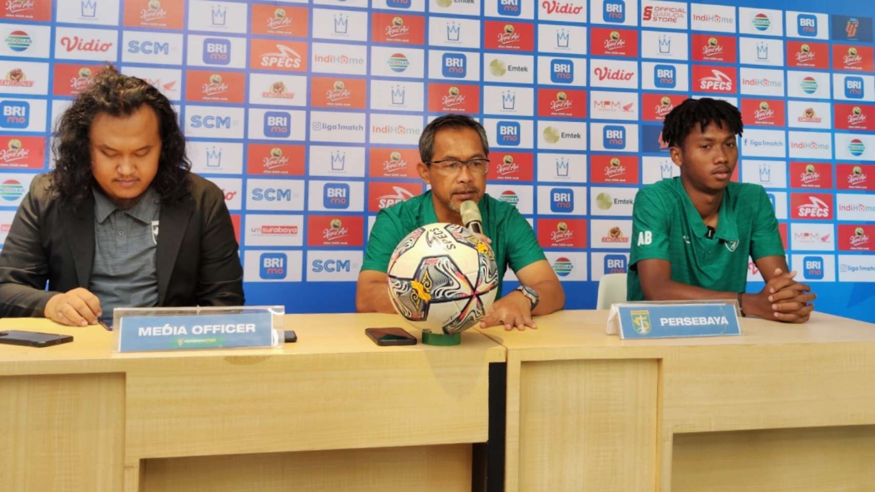 Pelatih Persebaya Aji Santoso dan Pemain Alta Ballah dalam pre match press conference di Kantor Managemen Persebaya, Surabaya, Minggu 12 Maret 2023. (Foto: Fariz Yarbo/Ngopibareng.id)