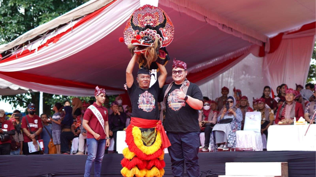 Ribuan pembarong dari seluruh nusantara padati kawasan Simpang Lima Gumul (SLG). Mereka ikuti Parade 1.000 Barong (Foto: Kominfo Kabupaten Kediri)