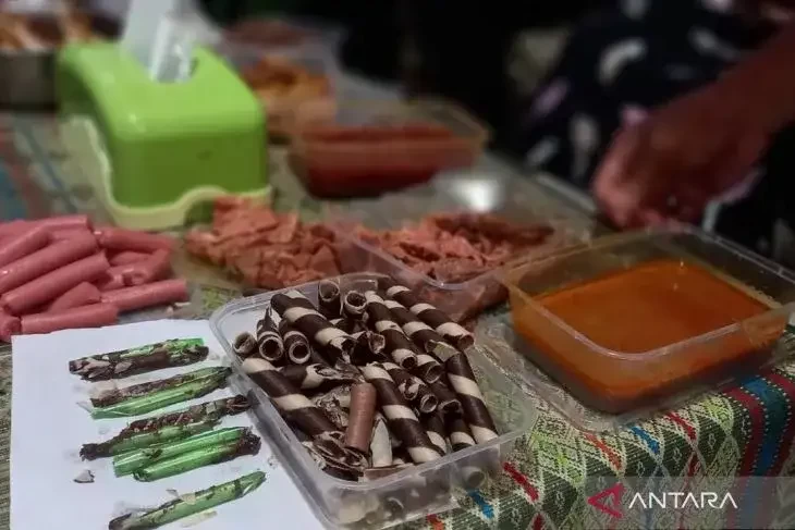 Petugas memeriksa barang titipan pengunjung untuk warga binaan yang di antaranya terdapat kue astor berisi 9 paket sabu-sabu dalam kemasan klip plastik di Lapas Kelas IIA Mataram, NTB, Jumat (10/3/2023). (Foto: Antara)