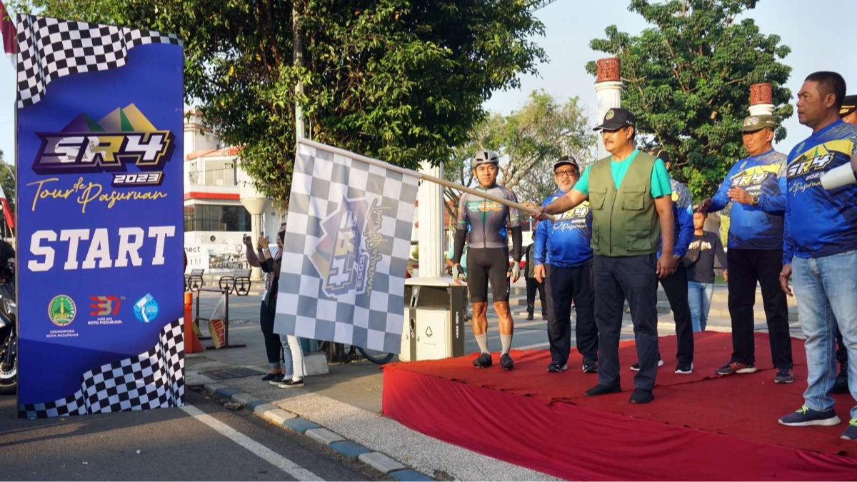 Walikota Pasuruan Saifullah Yusuf (Gus Ipul) saat memberangkatkan peserta Suropate Race dari Gedung Harmonie Kota Pasuruan, Minggu 12 Maret 2023. (Foto: Dok. Pemkot Pasuruan)