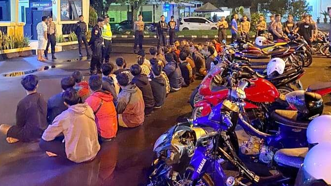 Sepeda motor brong sebanyak 45 unit kena razia Satlantas Polres Bondowoso, Sabtu 11 Maret 2023 malam. (Foto: Guido Saphan/Ngopibareng.id)