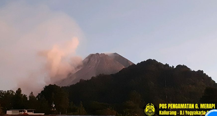 Gunung Merapi pada Senin, 13 Maret 2023, pukul 05.58 WIB. (Foto: ESDM)