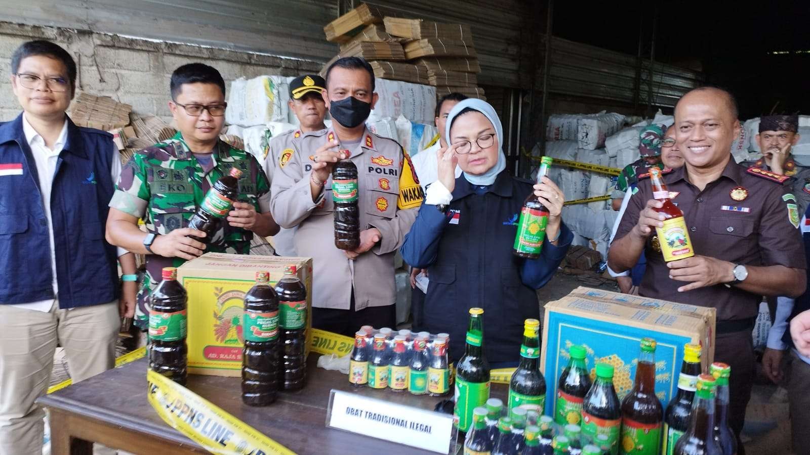 Kepala BPOM RI Penny Kusumastuti Lukito bersama perwakilan Forkopimda Banyuwangi menunjukkan barang bukti jamu ilegal berbahan kimia obat (foto: Muh Hujaini/Ngopibareng.id)