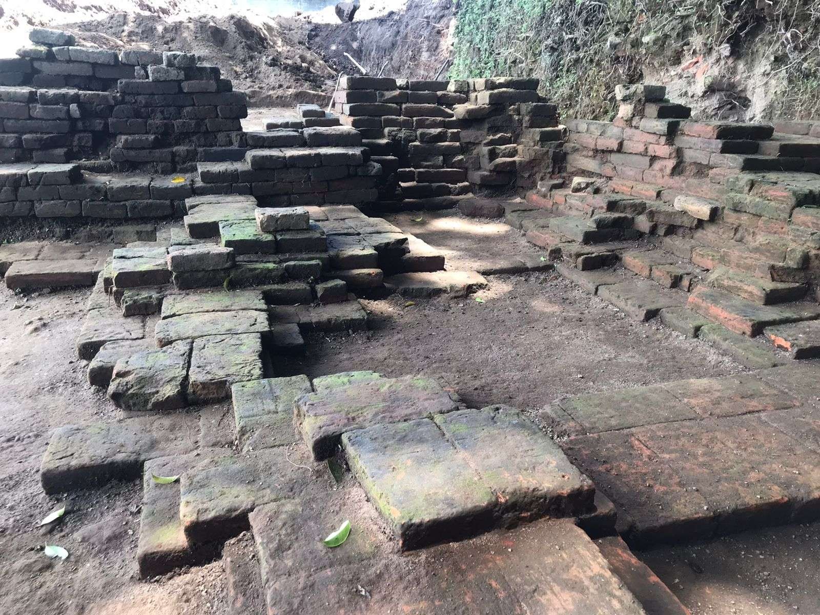 Tim Balai Pelestarian Kebudayaan Wilayah XI menemukan susunan bata yang diasumsikan awal sebagai struktur komponen bangunan penyerta candi pada hari ketujuh ekskavasi Candi Gedog. (Foto: Choirul anam/Ngopibareng.id)