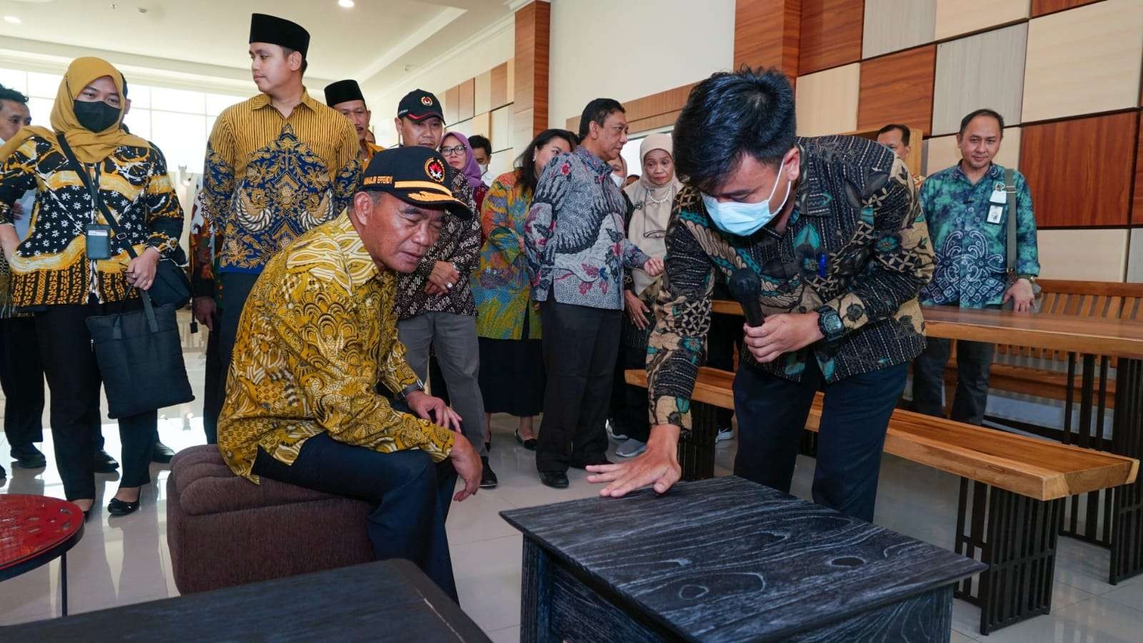 Menko PMK Muhadjir Effendy melihat berbagai hasil produksi mebeler mahasiswa  Politeknik Industri Furniture dan Pengolahan Kayu (Polifurneka) Kendal, Jateng, Minggu 12 Maret 2023. (Foto: Anwar Hudiono/Ngopibareng.id)