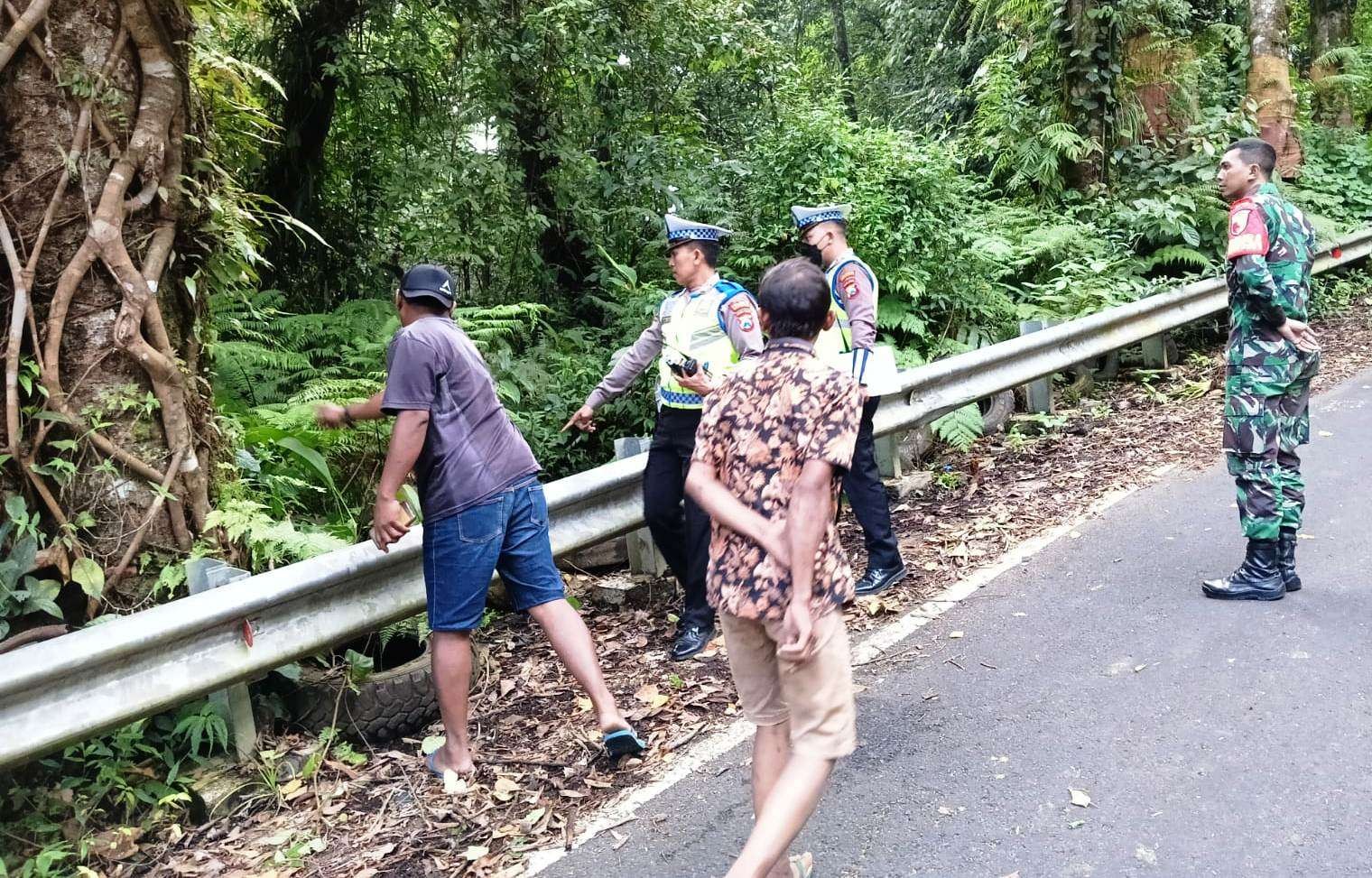 Petugas melakukan olah tempat kejadian perkara (TKP) di jalur menuju Ijen. (Foto: Istimewa)