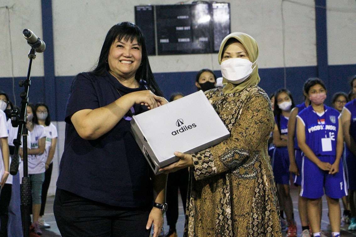 Ketua Pengurus Provinsi Jatim Persatuan Bola Basket Jawa Timur, Grace Evi Ekawati (kiri) berjabatan tangan dengan Sekda Kota Probolinggo, Ninik Ira Wibawati. (Foto: Ikhsan Mahmudi/Ngopibareng.id)