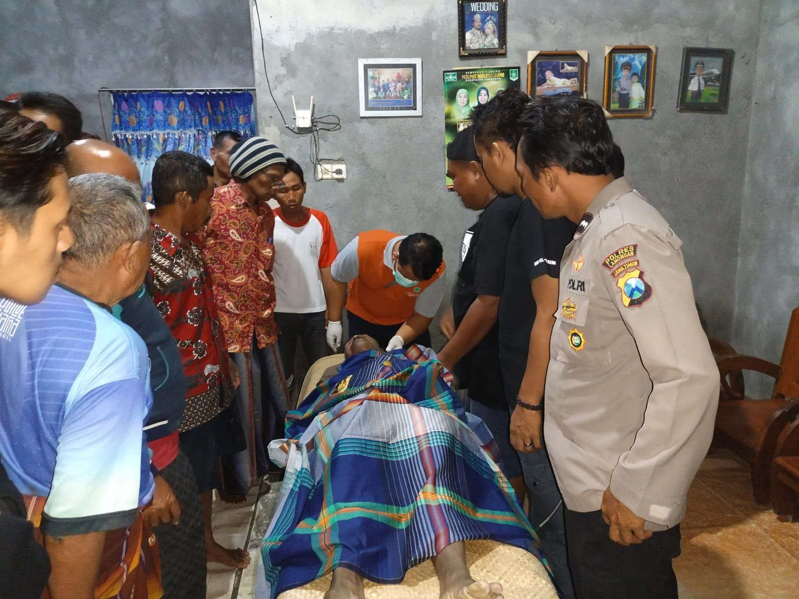 Korban saat dibawa ke rumah duka dan divisum tenaga medis disaksikan banyak pihak. (Foto: Istimewa)