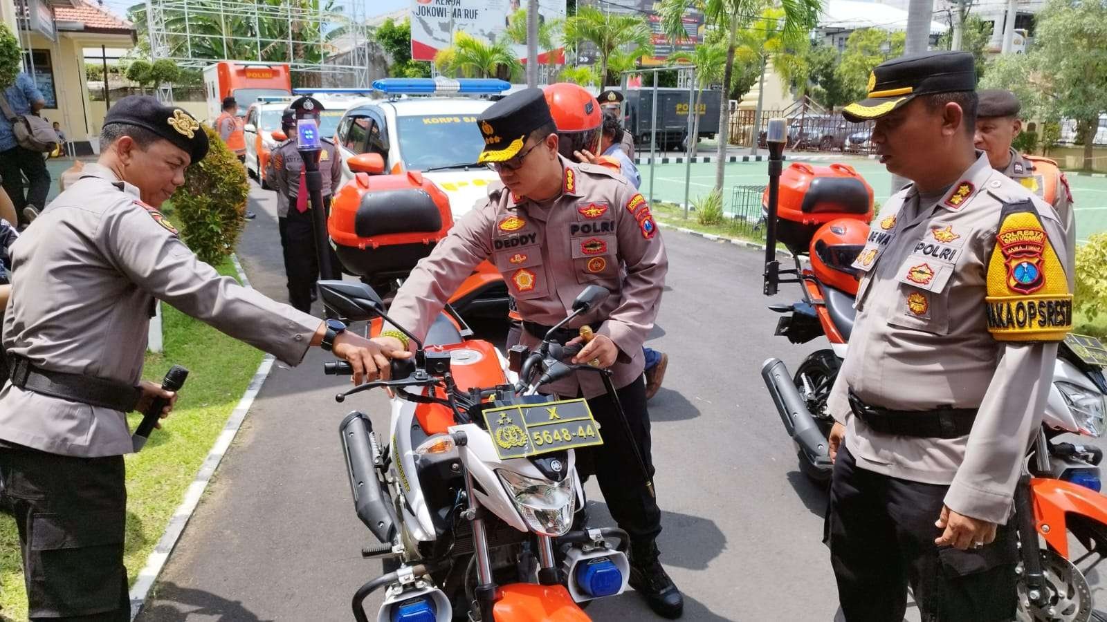 Kapolresta Banyuwangi Kombespol Deddy Foury Millewa mengecek kendaraan dinas Satpamobvit. (Foto: Muh Hujaini/Ngopibareng.id)