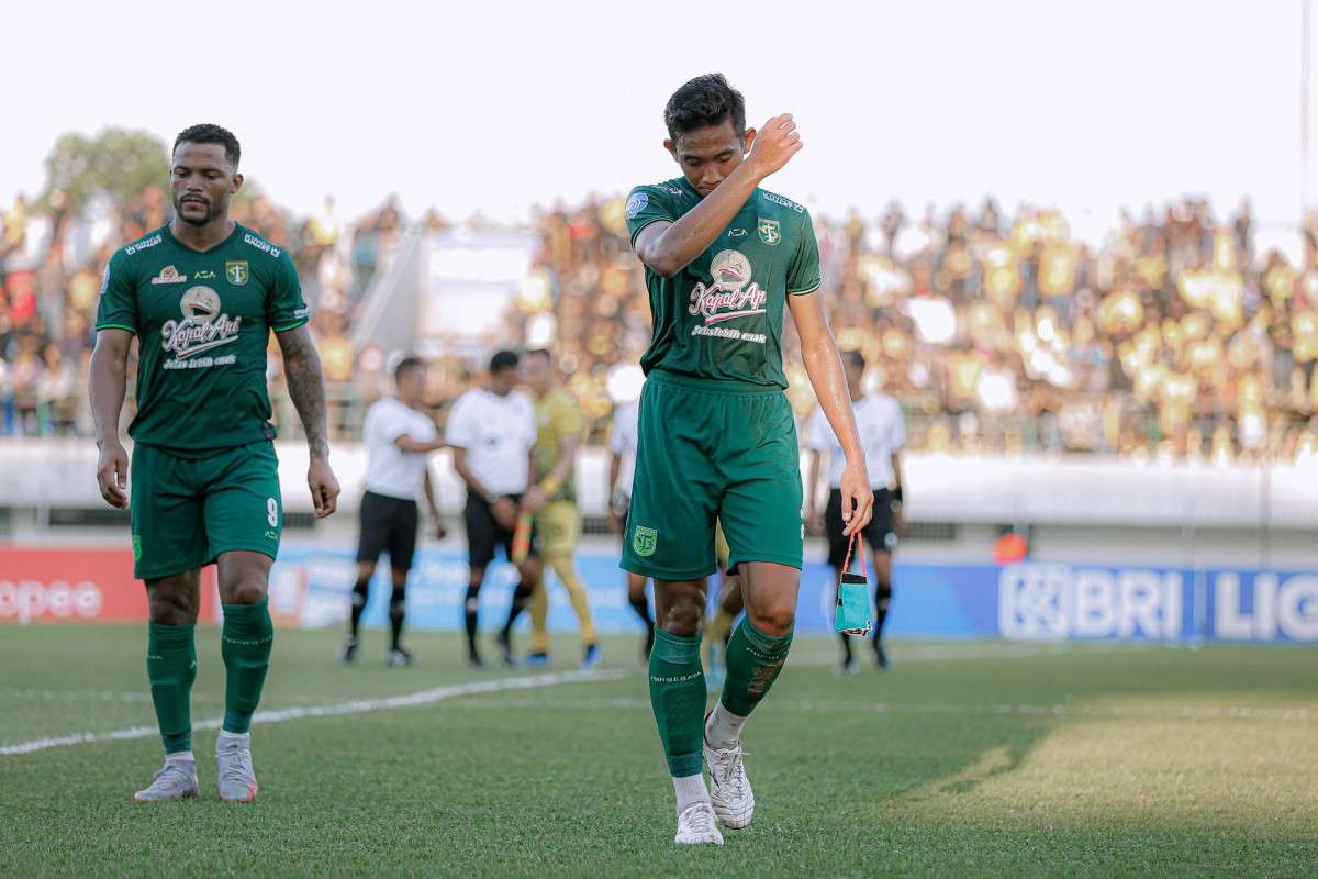 Para pemain Persebaya diminta segera bangkit dari keterpurukan saat menjamu Persib Bandung di Stadion Gelora Joko Samudro, Gresik, Senin 13 Maret 2023. (Foto: Persebaya.id)