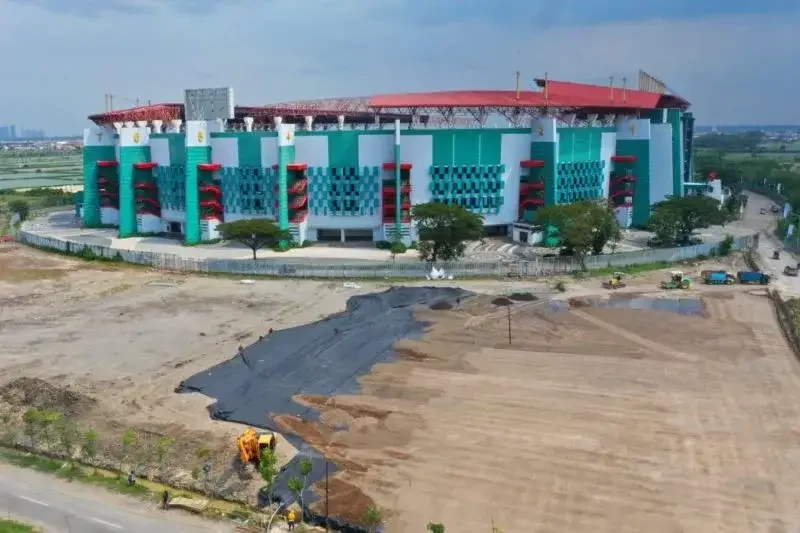 Stadion Gelora Bung Tomo tinggal melakukan pengaspalan di lokasi parkir. (Foto: Humas Pemkot Surabaya)