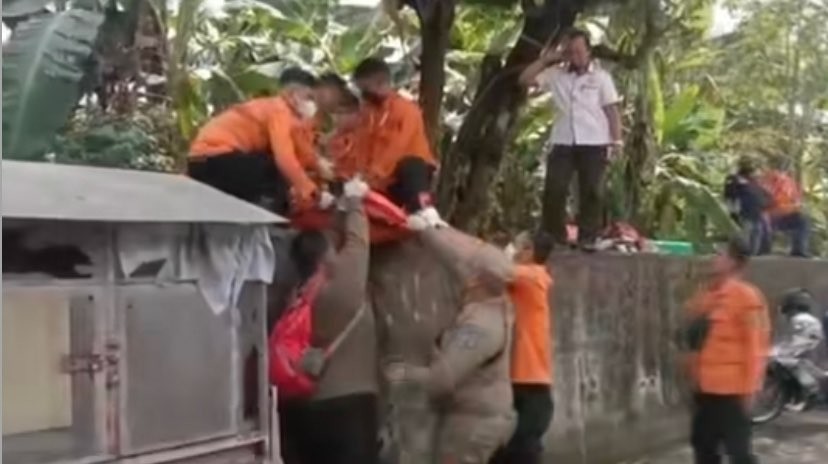 Proses evakuasi jenazah mengambang di Sungai Wonorejo (Foto: Dok. BPBD Surabaya)