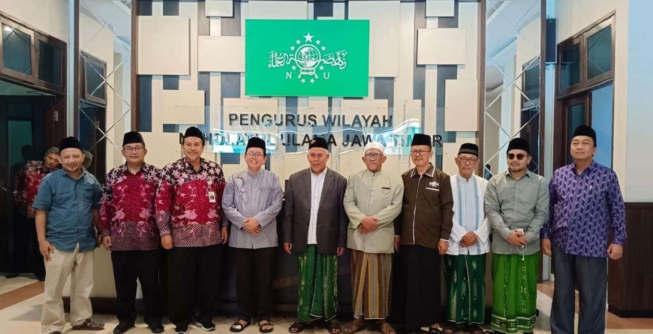 Kepala Kantor DJP Jatim I, Prof. John Liberty Hutagaol  bersama jajaran kiai PWNU Jatim. (Foto:adi/ngopibareng.id))