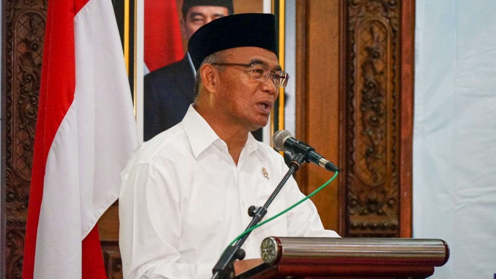 Menko PMK Muhadjir Effendy dalam pertemuan Tim Koordinasi Daerah Revitalisasi Pendidikan dan Pelatihan Vokasi (TKDV) di Batang, Jawa Tengah. (Foto: Dokumentasi Kemenko PMK)