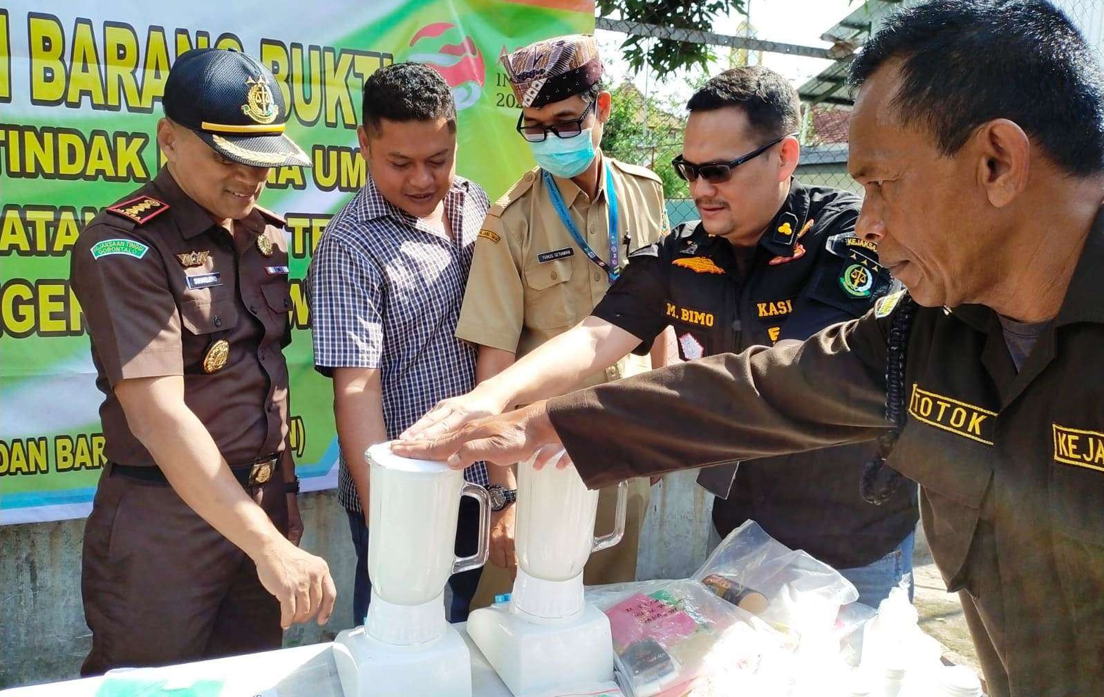 Ribuan pil koplo dimusnahkan dengan cara dihancurkan dengan blender (Foto: istimewa)