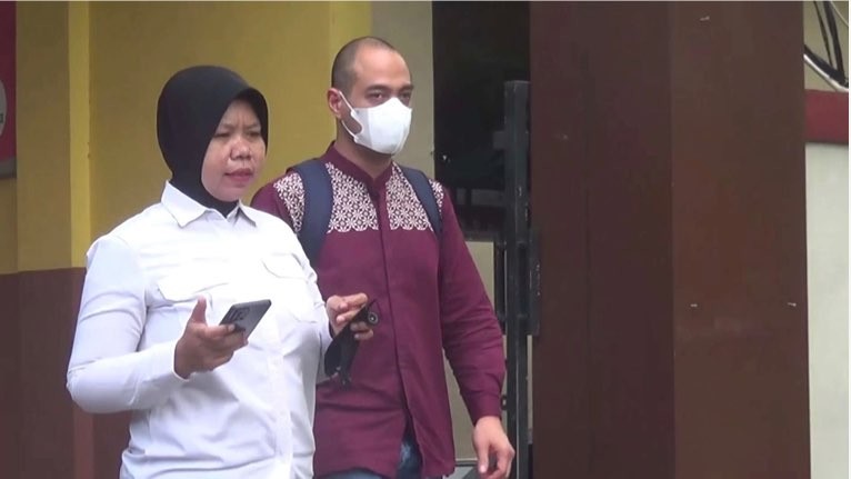 Suami Venna Melinda, Ferry Irawan didampingi penyidik keluar dari Gedung Ditreskrimum Polda Jatim, Senin 9 Januari 2022. (Foto: Tangkapan Layar)