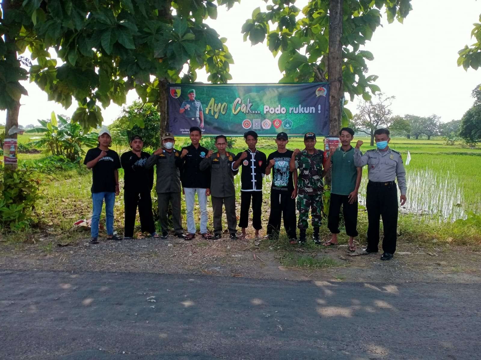 Koramil jajaran Kodim 0812 Lamongan serentak memasang banner imbauan menjaga kerukunan. (Foto:Istimewa)