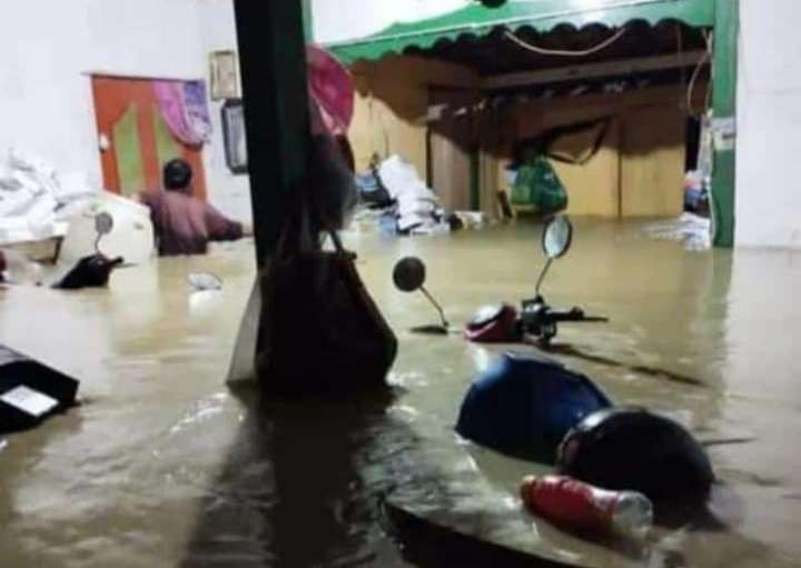 Kondisi Dusun Wudi, Desa Sumberwudi, Kecamatan saat diterjang banjir bandang, Selasa 14 Maret 2023, malam (Foto: Istimewa)