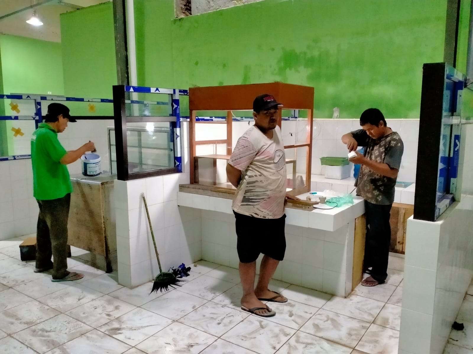 Lapak-lapak pedagang di Pasar Baru, Kota Probolinggo muai ditempati para pedagang. (Foto: Ikhsan Mahmudi/Ngopibareng.id)