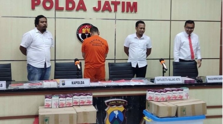 Tersangka robot trading ATG, Wahyu Kenzo ditahan Polresta Malang. (Foto: Fariz Yarbo/Ngopibareng.id)