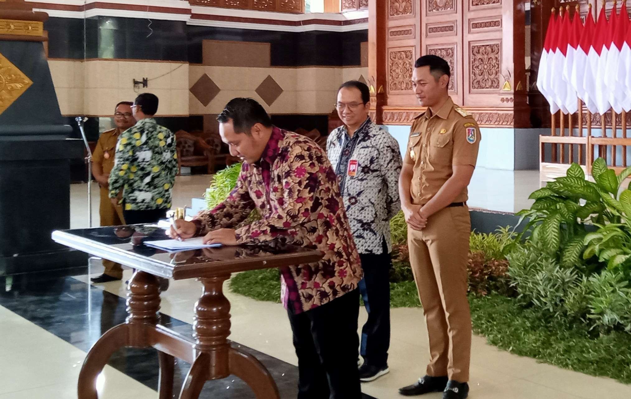 Penandatanganan kerja sama antara Bank Jatim Cabang Tuban dengan pemerintah desa, pengurus BUMDes dan BUMDesma (Foto: Khoirul Huda/Ngopibareng.id)